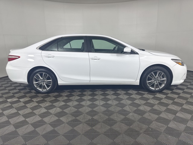 2017 Toyota Camry SE photo 2