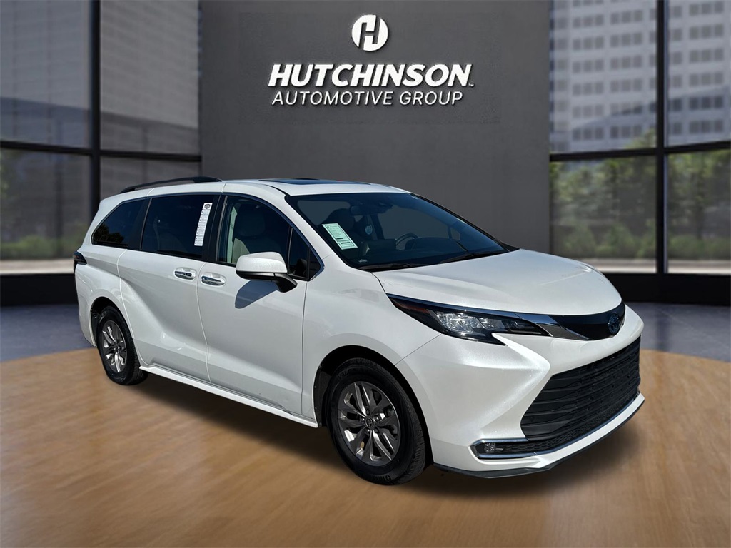 2023 Toyota Sienna XLE's photo