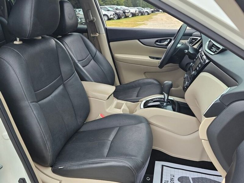 2016 Nissan Rogue SV photo 14