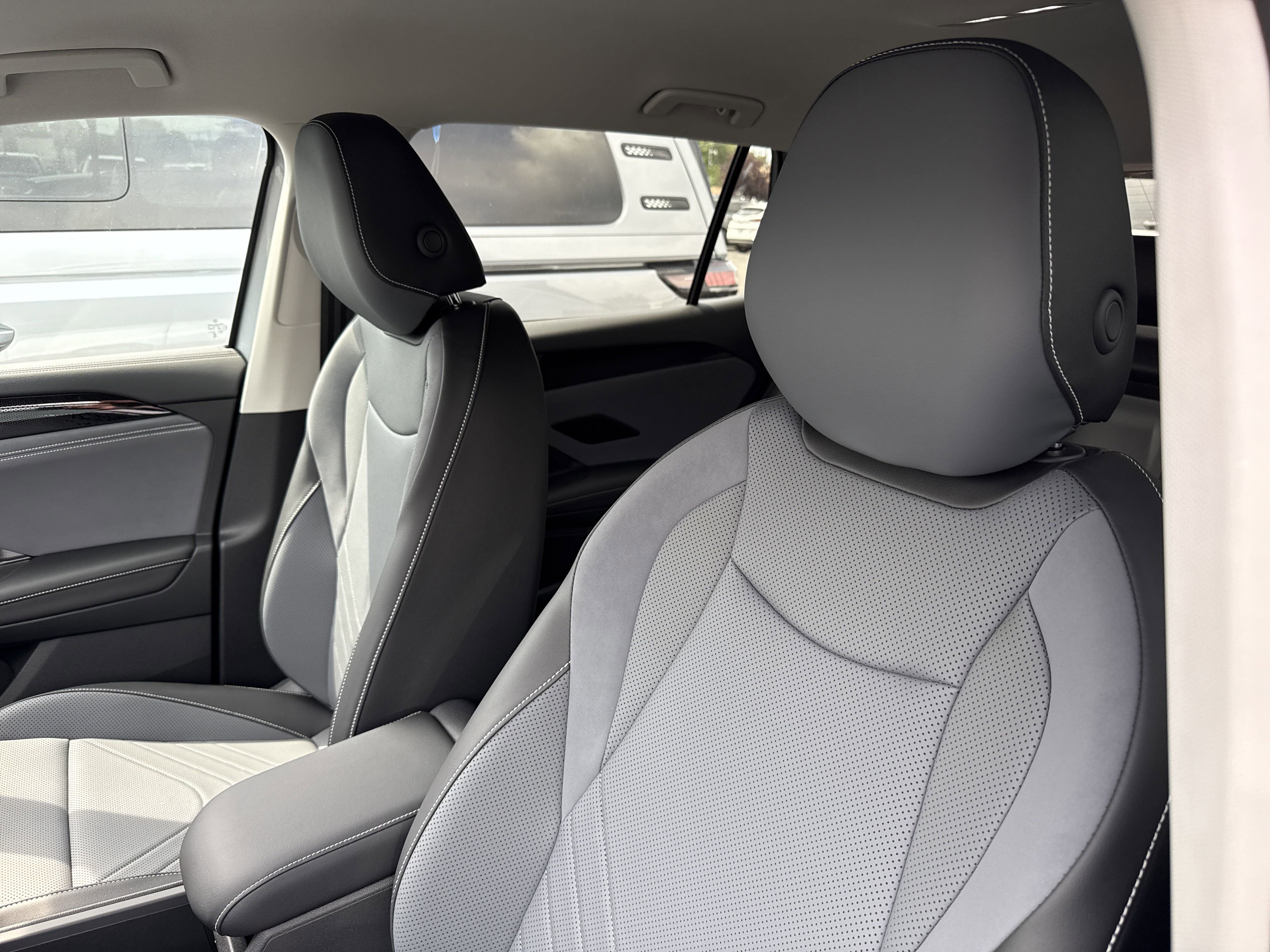 2025 Volkswagen Tiguan SE photo 2