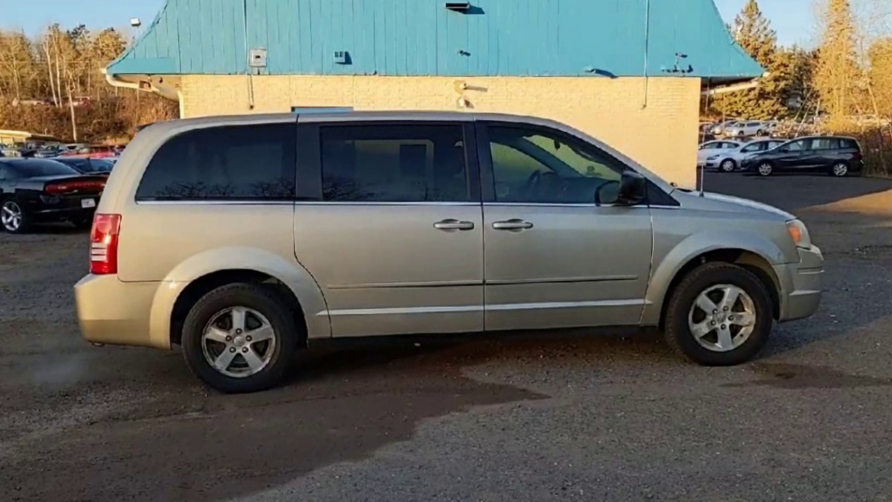 2009 Chrysler Town & Country LX photo 3