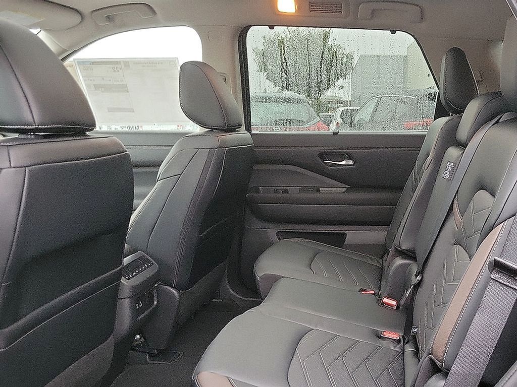 2025 Nissan Pathfinder Platinum photo 9