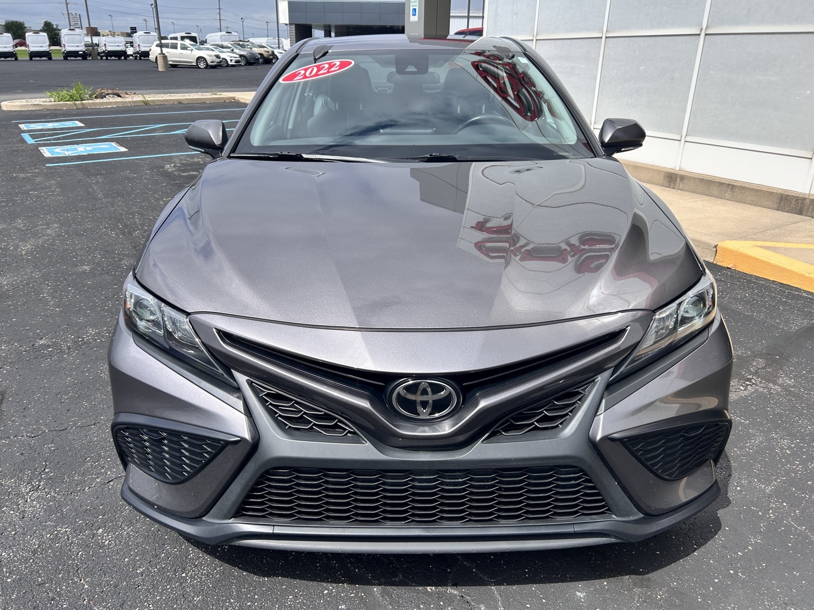 2022 Toyota Camry SE photo 2