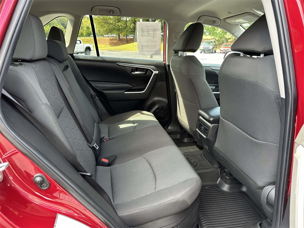 2024 Toyota RAV4 Hybrid XLE photo 2