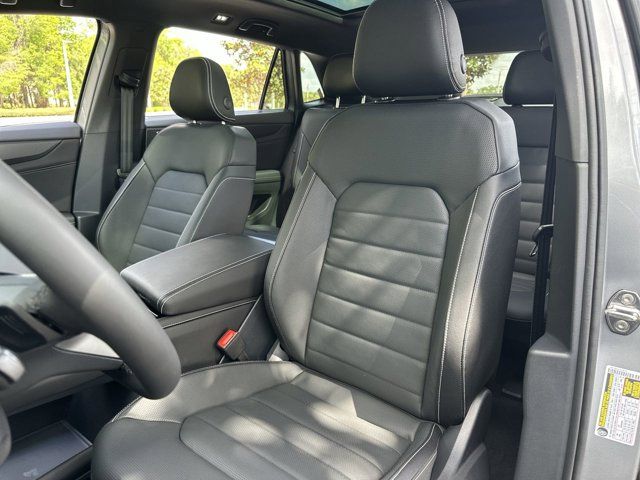 2025 Volkswagen Atlas Cross Sport SEL R-Line photo 2