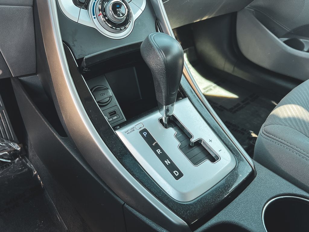 2012 Hyundai Elantra GLS photo 17