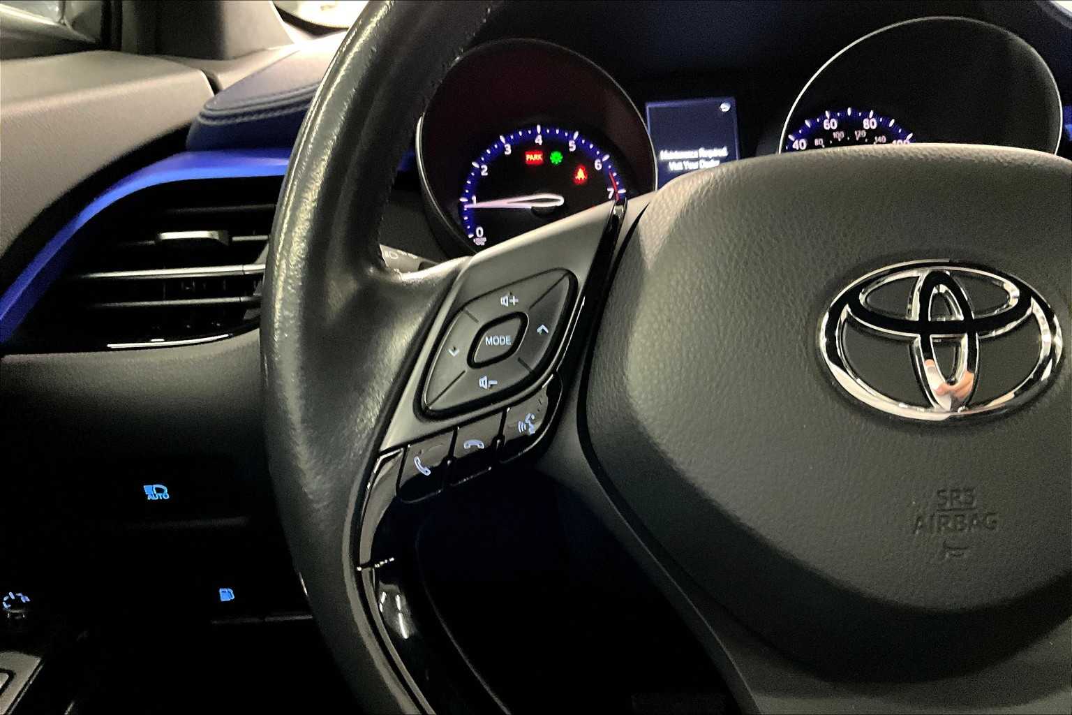 2022 Toyota C-HR XLE photo 23