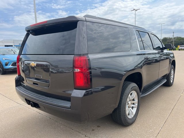 2018 Chevrolet Suburban LT photo 4