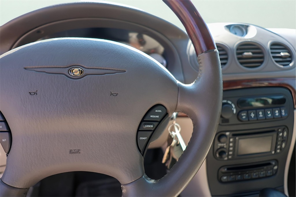 2004 Chrysler 300 photo 12
