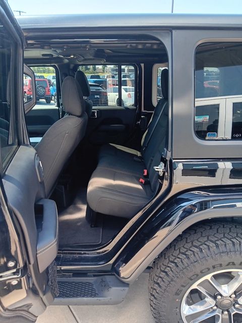 2022 Jeep Wrangler Unlimited Sahara photo 13