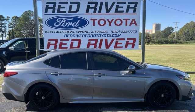 2025 Toyota Camry SE's photo