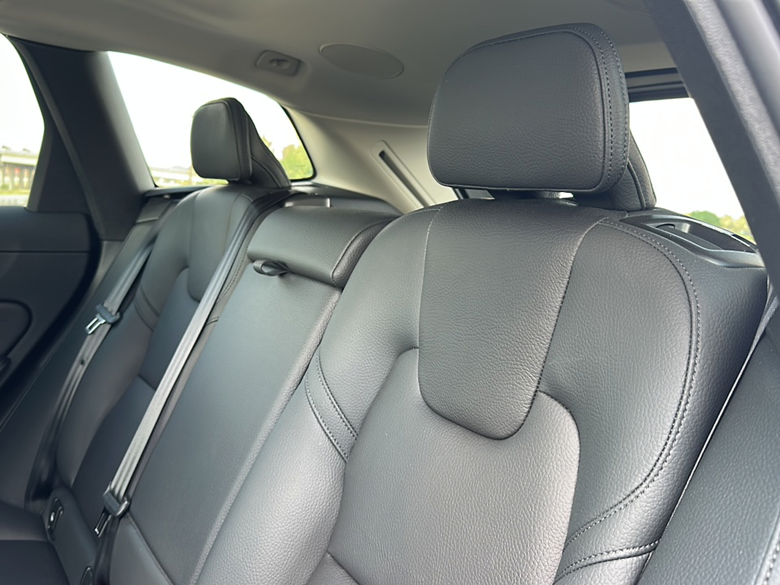2023 Volvo XC60 B5 Plus photo 3