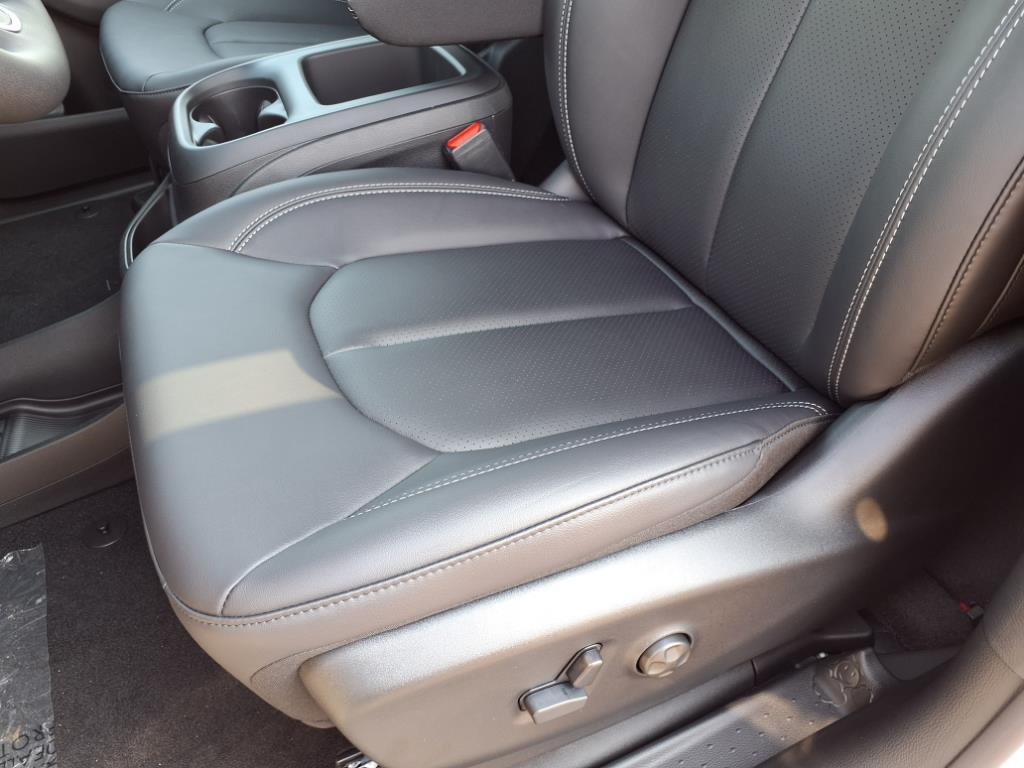 2026 Chrysler Pacifica photo 11