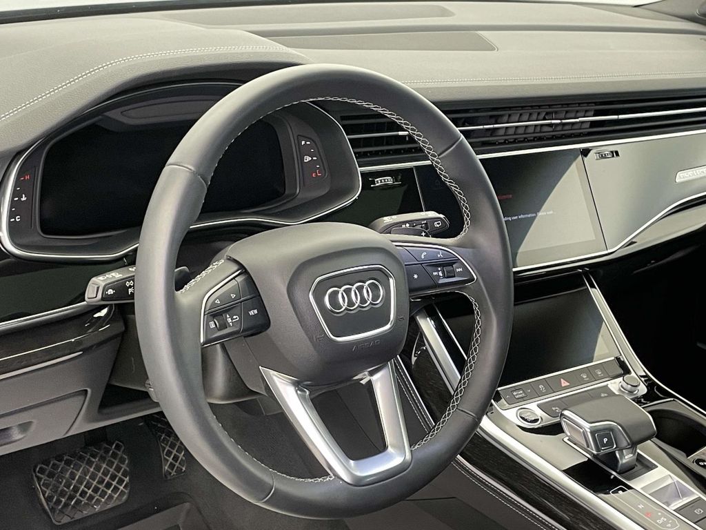 2025 Audi Q7 55 Premium Plus photo 3