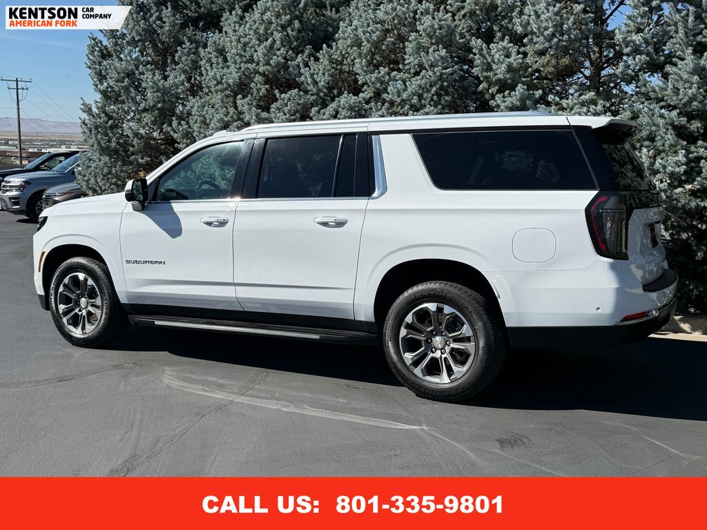 2025 Chevrolet Suburban LT photo 5