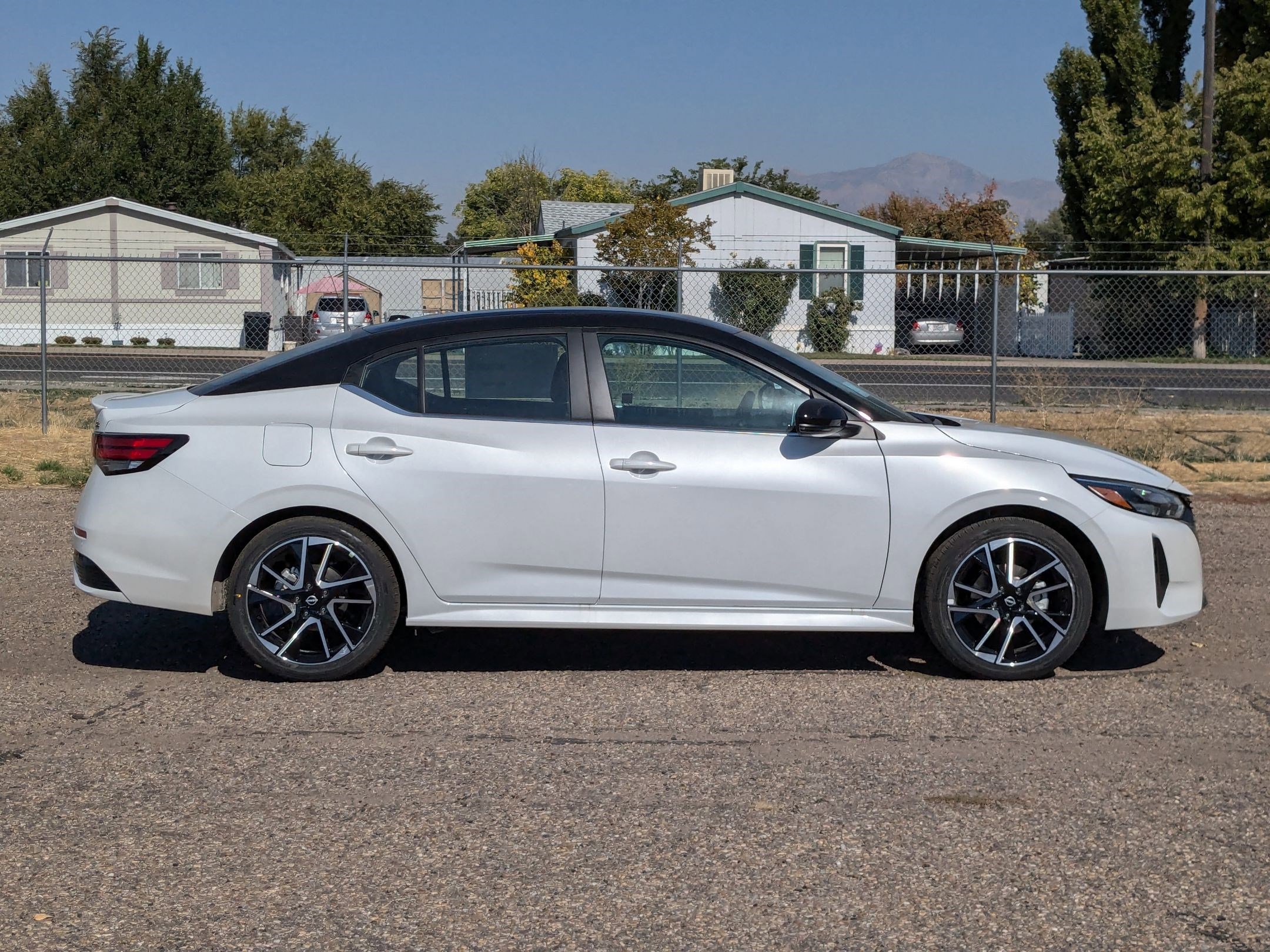 2025 Nissan Sentra SR photo 2