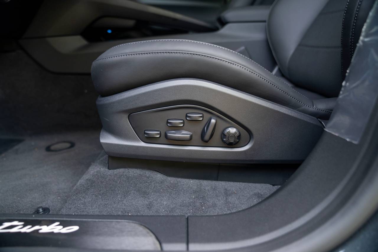 2025 Porsche Macan Turbo Electric photo 29