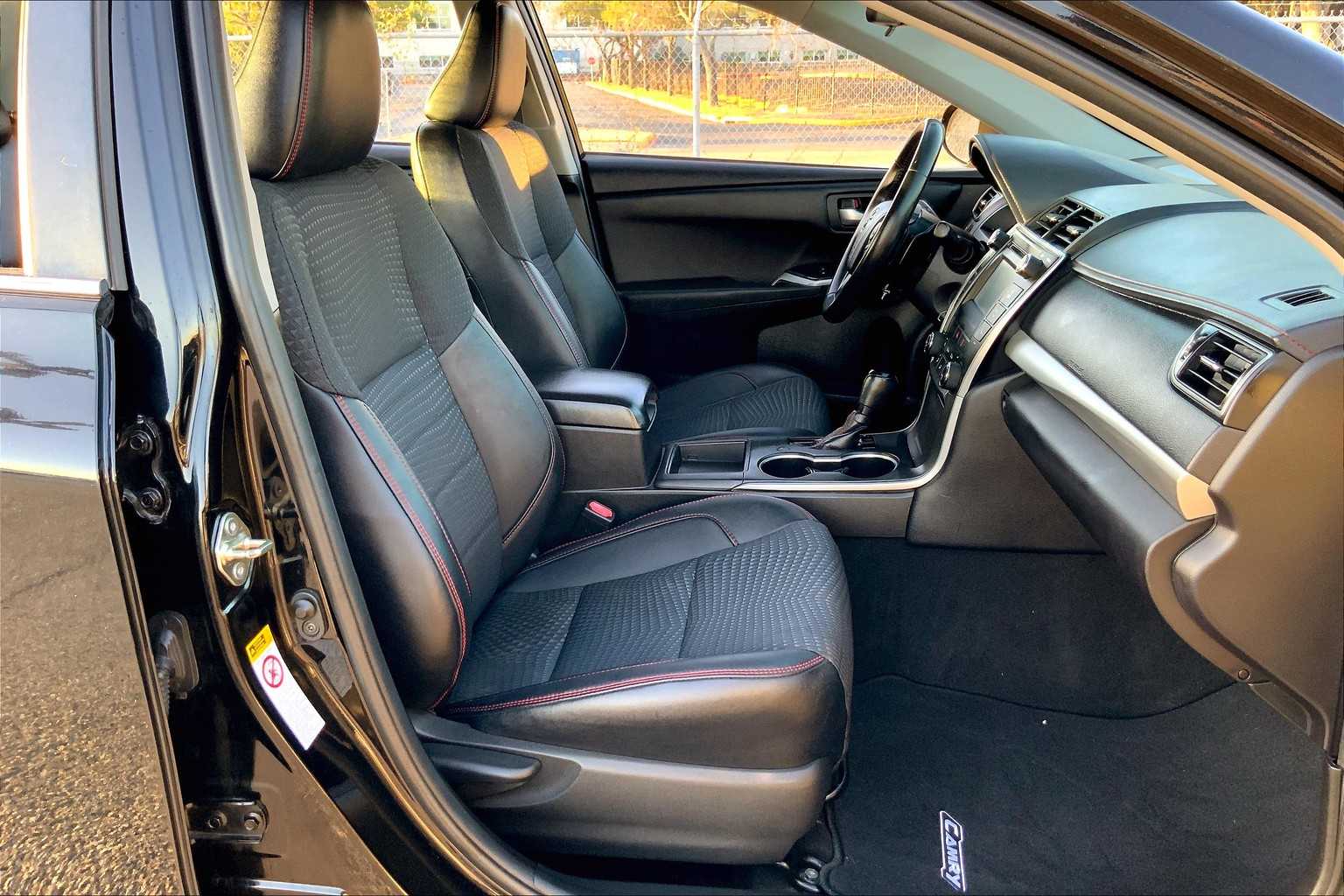 2015 Toyota Camry SE photo 8