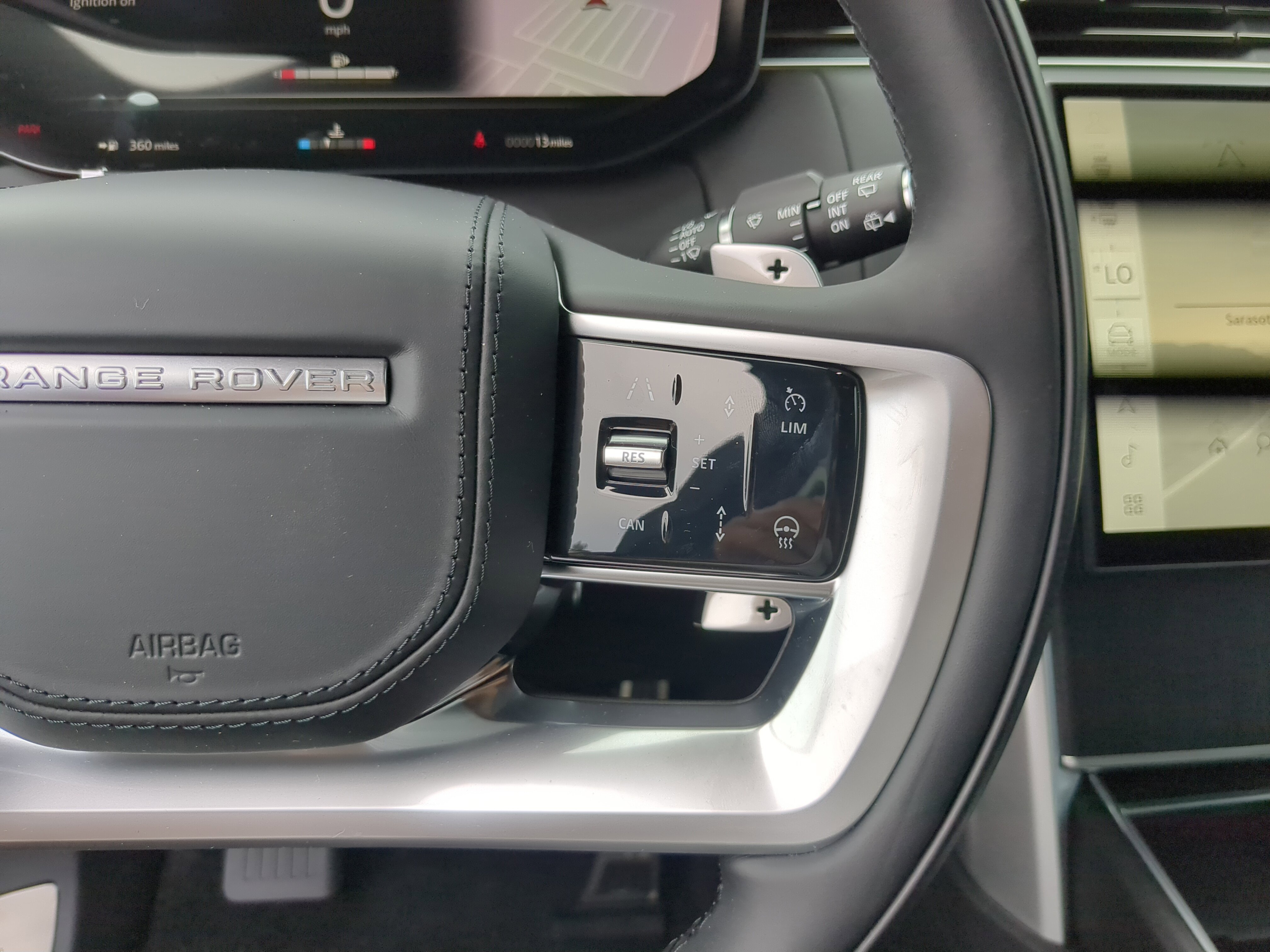 2025 Land Rover Range Rover SE photo 13