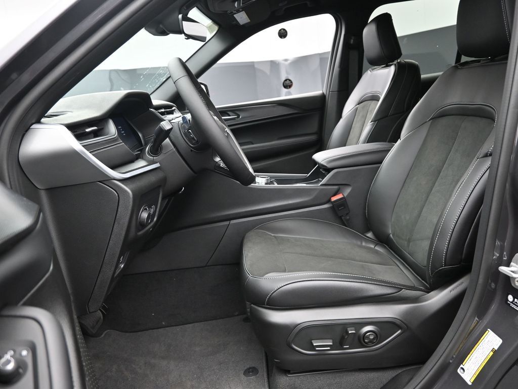 2025 Jeep Grand Cherokee Altitude photo 14