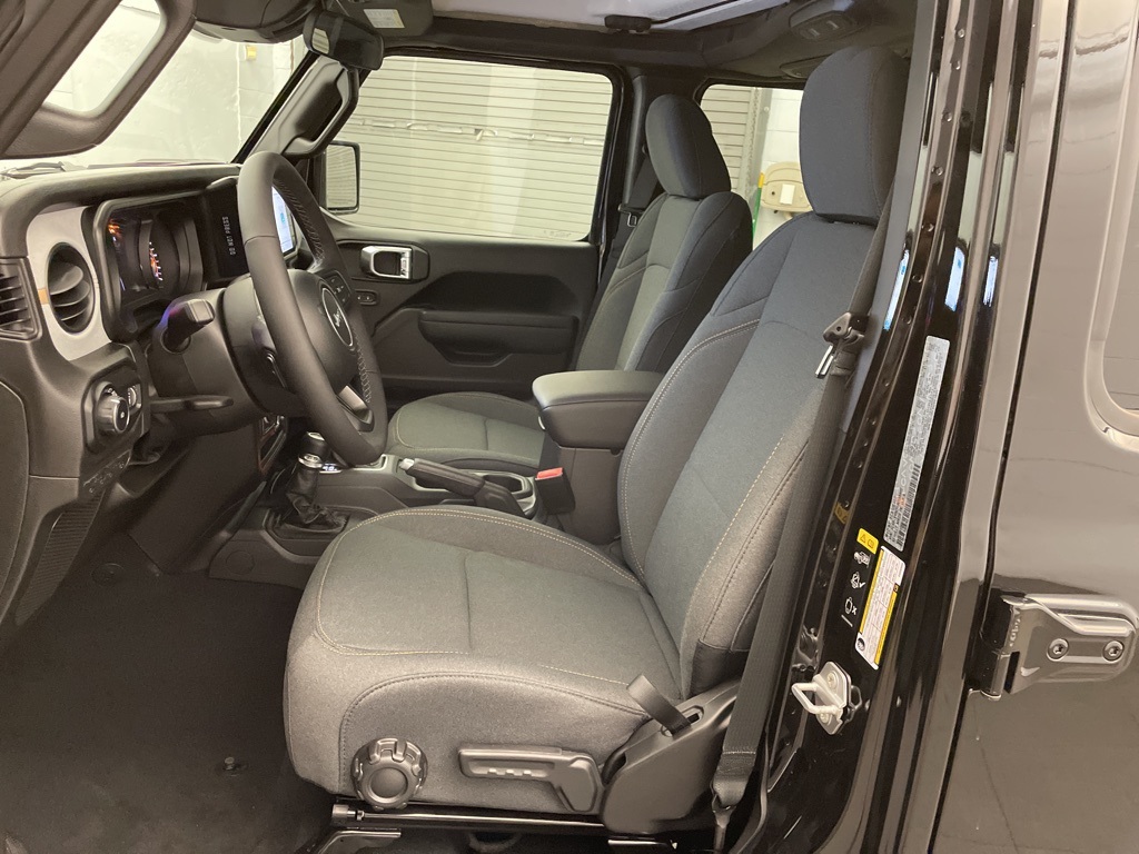 2025 Jeep Wrangler photo 9