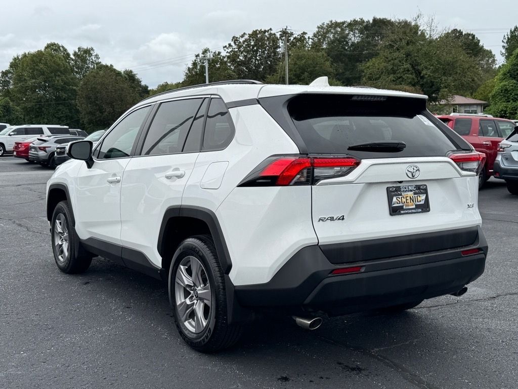 2025 Toyota RAV4 XLE photo 5