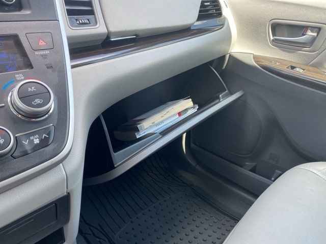 2020 Toyota Sienna XLE photo 28