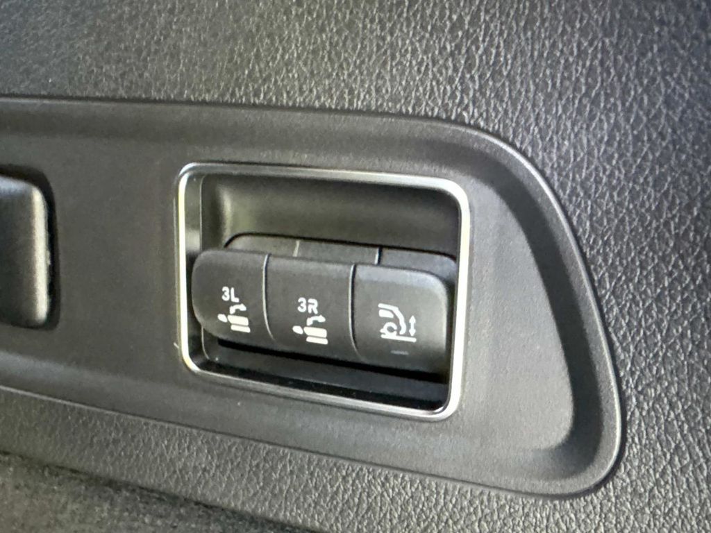 2025 Mercedes Benz GLS 450 4MATIC photo 3