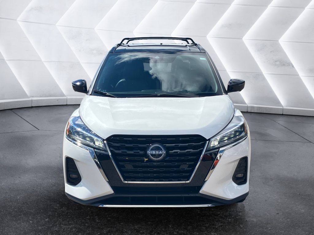 2023 Nissan Kicks SR photo 2