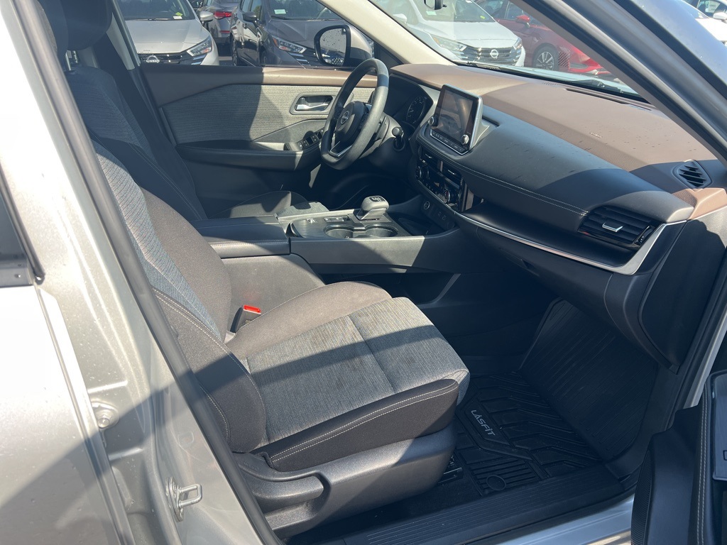 2022 Nissan Rogue SV photo 9