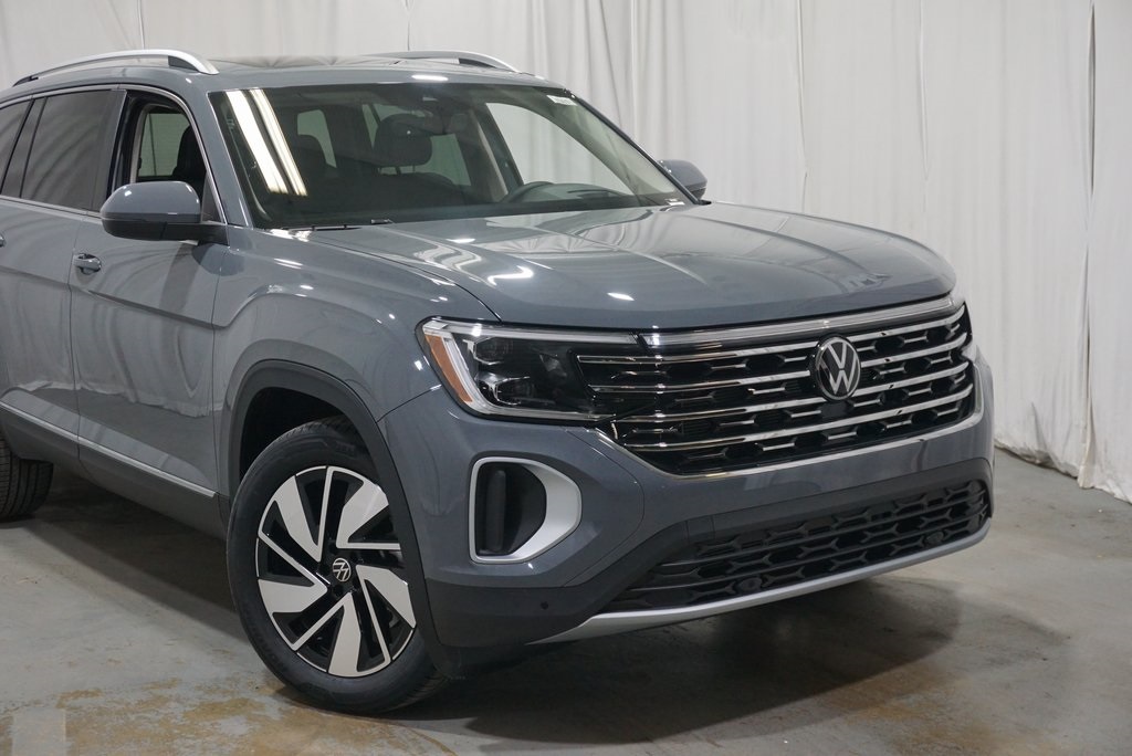 2025 Volkswagen Atlas SEL photo 3
