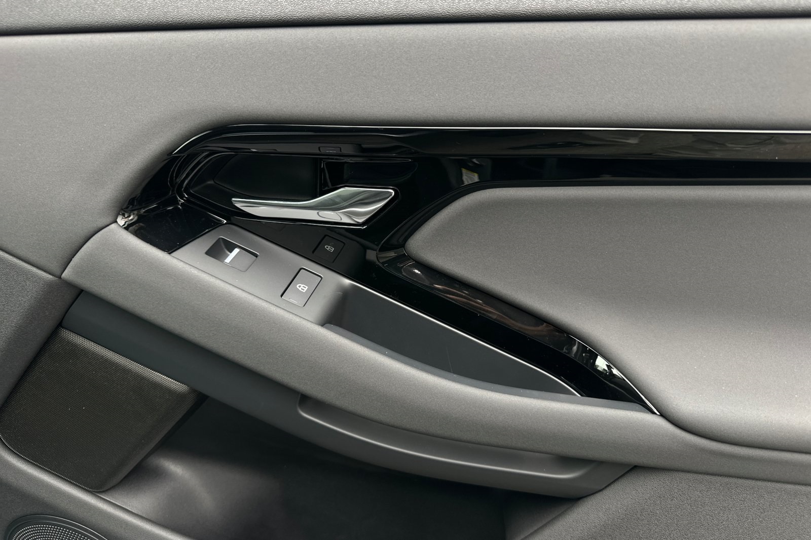 2026 Land Rover Range Rover Evoque Dynamic SE photo 19