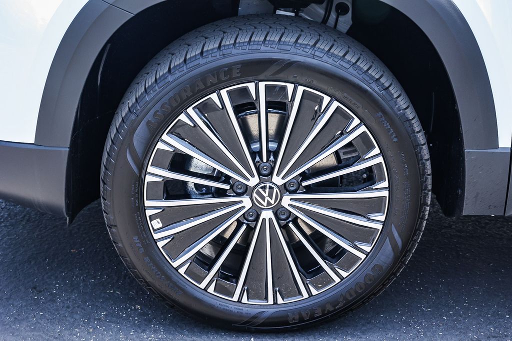 2025 Volkswagen Taos SE photo 4