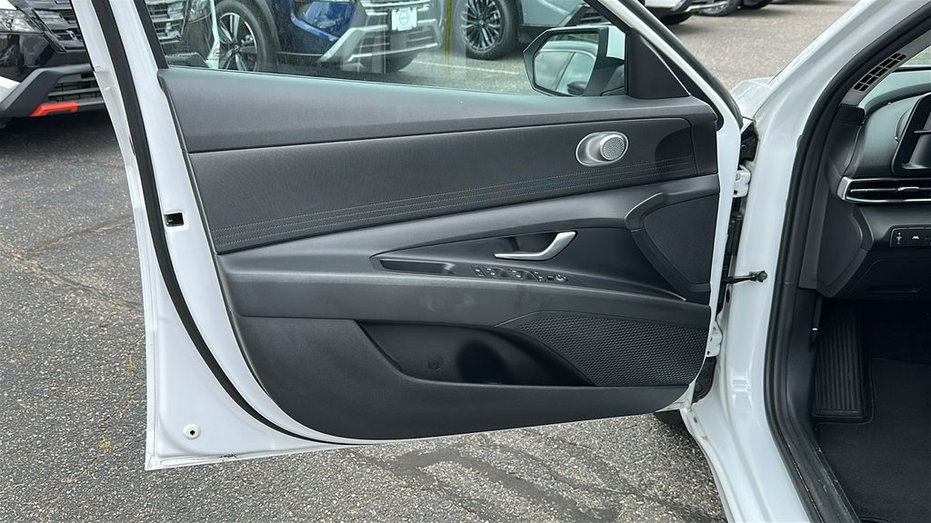 2023 Hyundai Elantra SEL photo 9