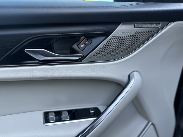 2022 Jaguar F-PACE P250 S photo 11