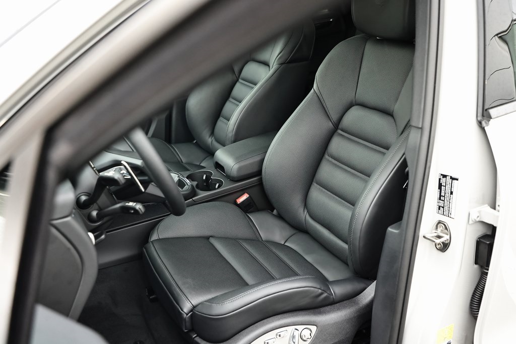 2025 Porsche Macan T photo 5
