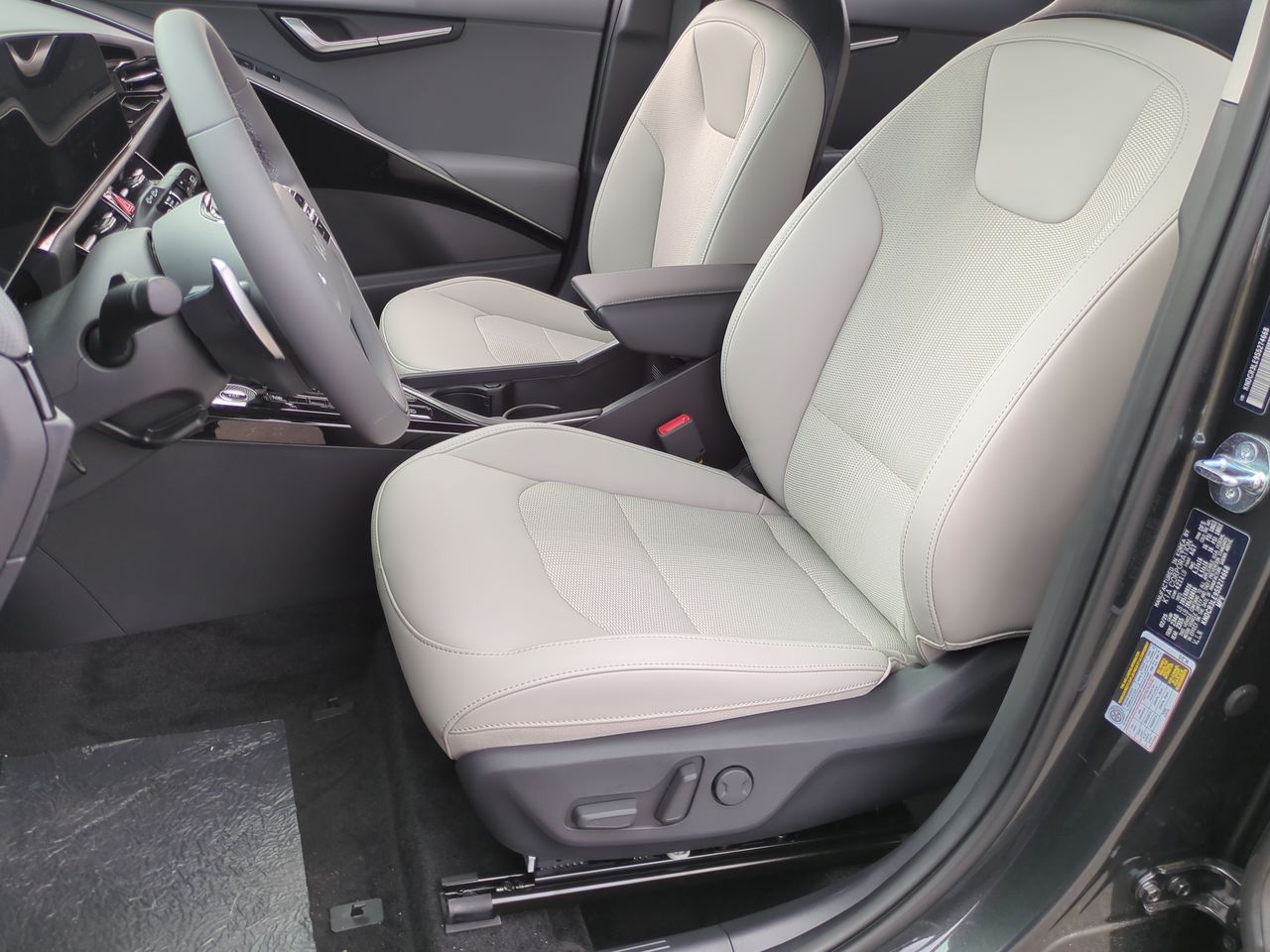 2025 Kia Niro EX photo 18