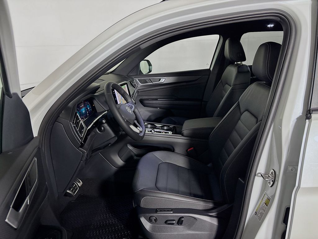 2025 Volkswagen Atlas Cross Sport SEL R-Line photo 11