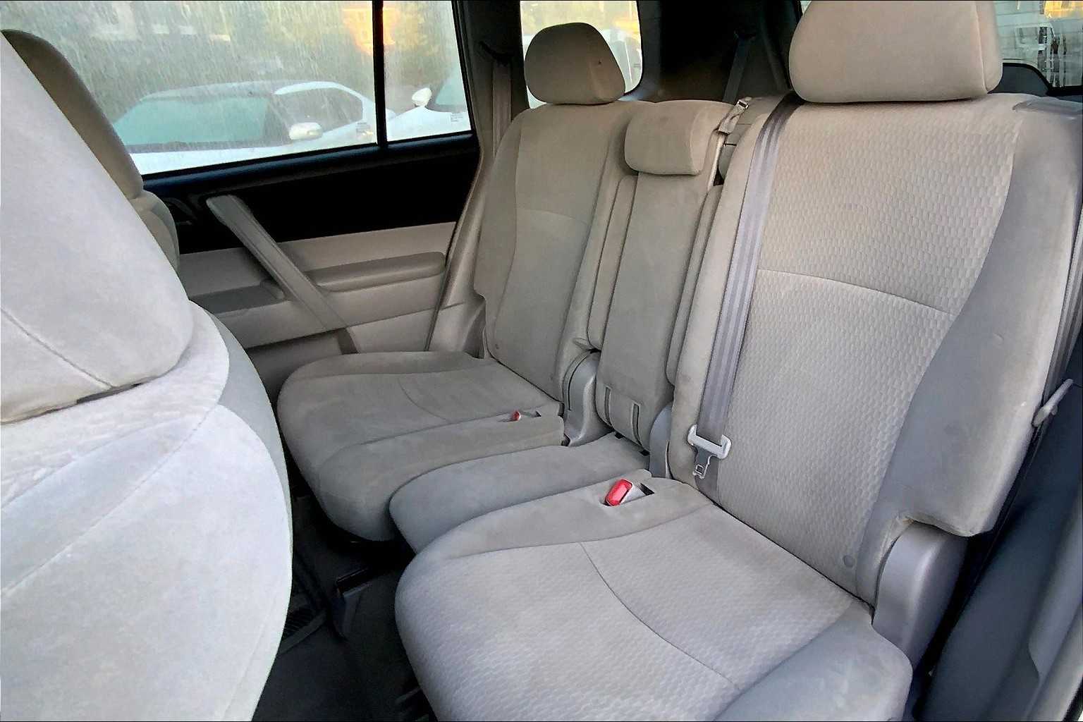 2010 Toyota Highlander Base photo 16