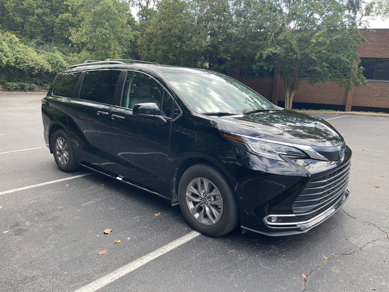 2022 Toyota Sienna XLE photo 2
