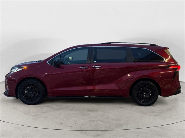 2023 Toyota Sienna XSE photo 2