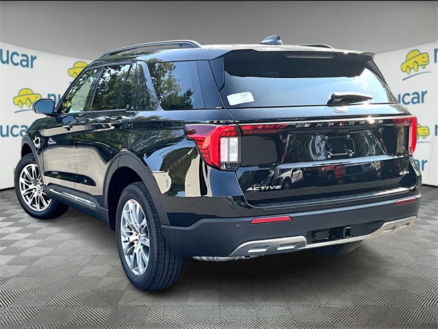 2025 Ford Explorer photo 2