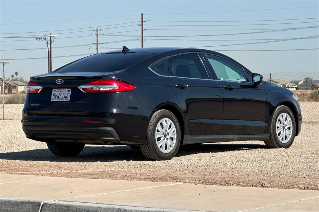 2020 Ford Fusion S photo 4