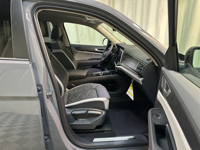 2025 Volkswagen Atlas Peak Edition SE photo 35