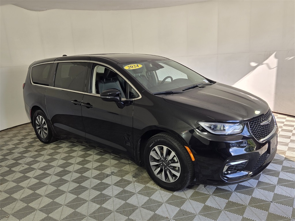 2024 Chrysler Pacifica Hybrid photo 2