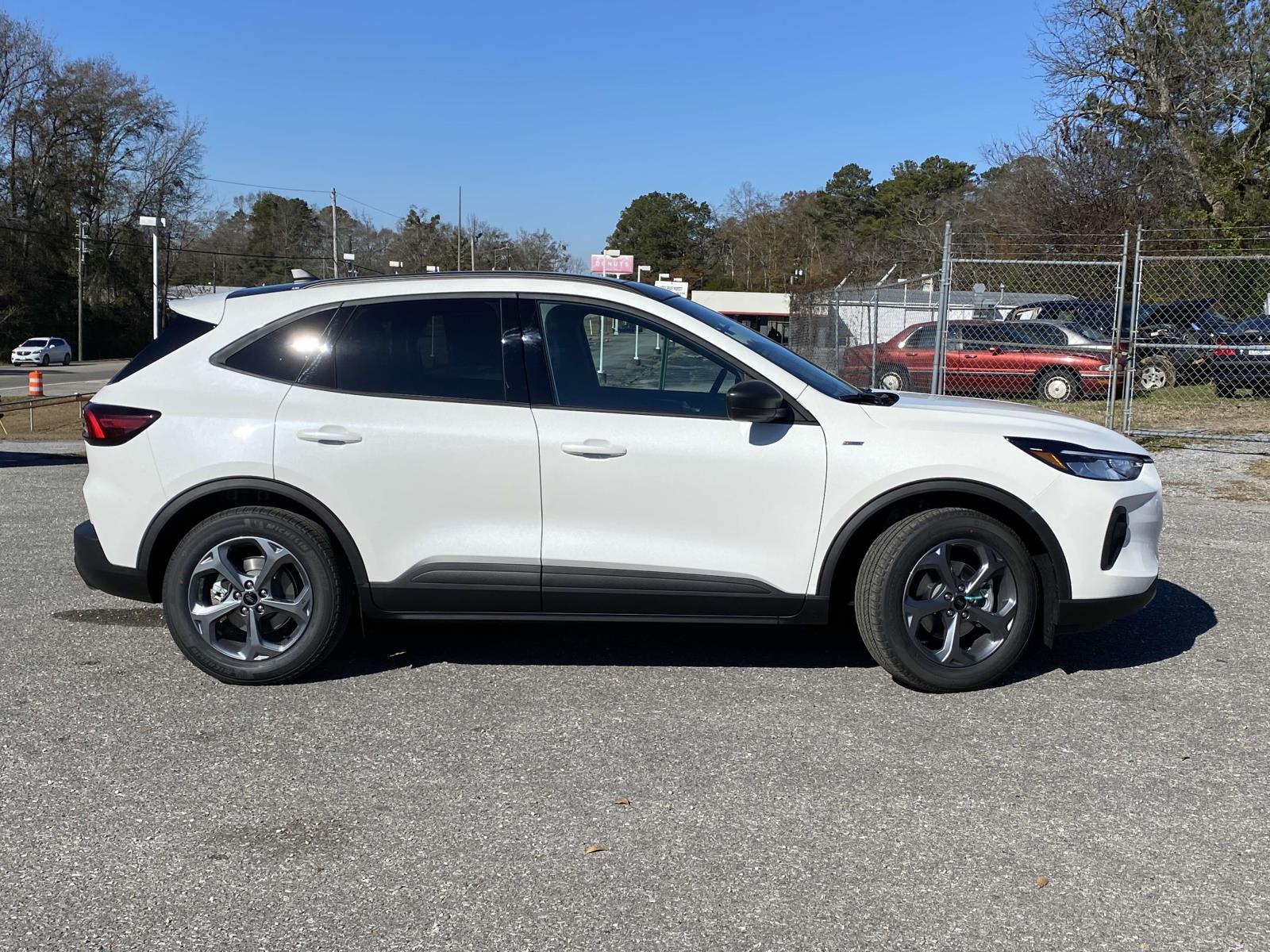 2025 Ford Escape ST-Line photo 2