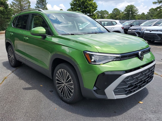 2025 Volkswagen Taos SE photo 3