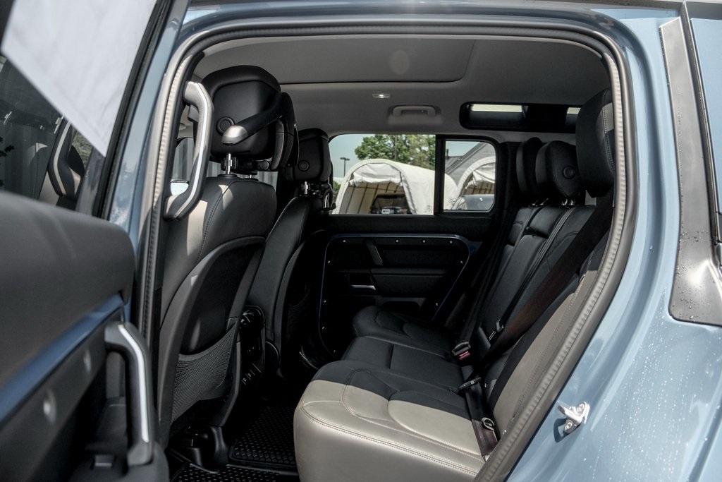2025 Land Rover Defender 110 S photo 13