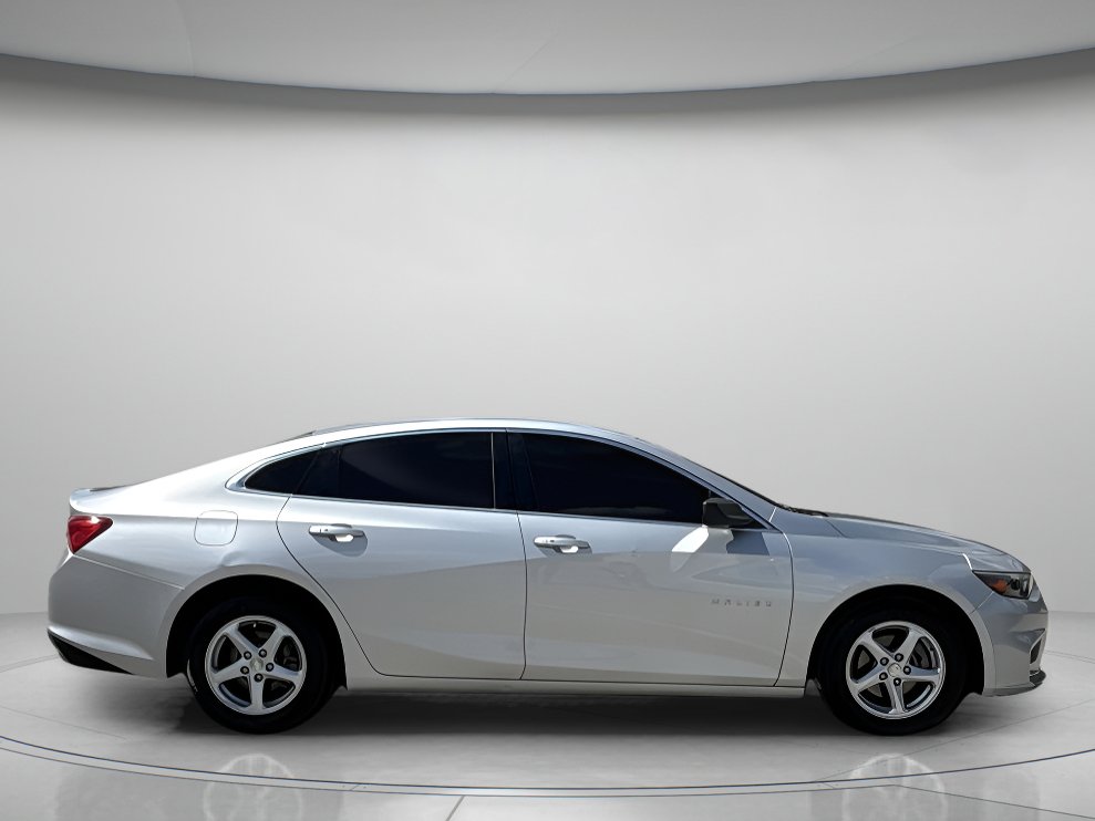 2018 Chevrolet Malibu LS photo 2