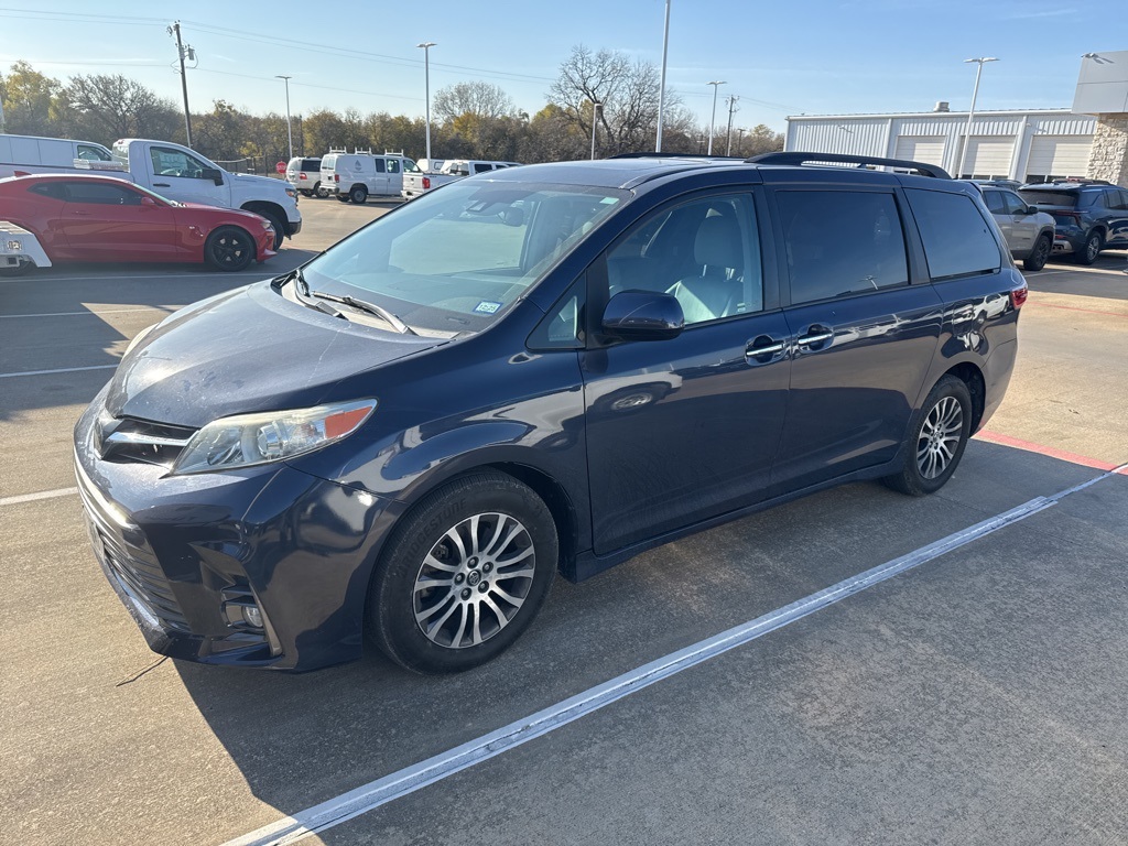 2018 Toyota Sienna XLE's photo